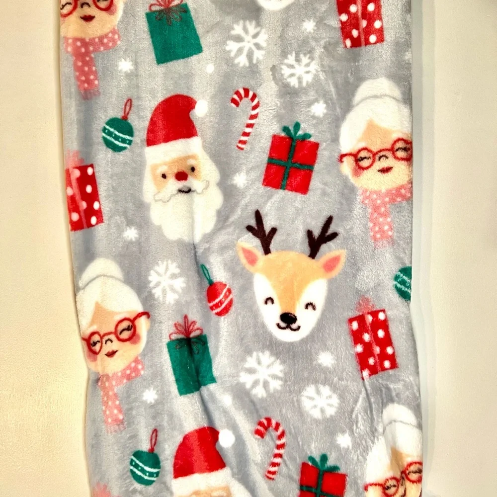 Mrs. Claus Santa & Reindeer Decorative Christmas Throw Blanket Gifts Smowflakes